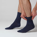 Charger et lire la vidéo dans la visionneuse de la Galerie, Lot de 3 paires de chaussettes en coton à fines rayures Nova pour homme - Bleu marine/denim
