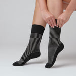 Charger et lire la vidéo dans la visionneuse de la Galerie, Lot de 3 paires de chaussettes en coton à rayures universitaires pour femme - Noir
