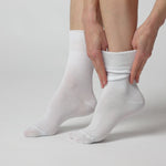 Charger et lire la vidéo dans la visionneuse de la Galerie, 3 paires de chaussettes unies en coton pour femme - Blanc
