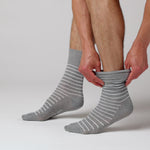 Charger et lire la vidéo dans la visionneuse de la Galerie, Lot de 3 paires de chaussettes de Noël en coton pour homme – Rayures bleu marine
