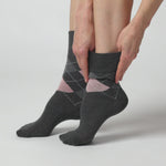 Charger et lire la vidéo dans la visionneuse de la Galerie, Lot de 3 paires de chaussettes Highlands Argyle en coton pour femme - Gris
