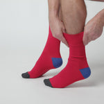 Charger et lire la vidéo dans la visionneuse de la Galerie, Lot de 3 paires de chaussettes en coton pour homme, motif Colourburst, hybride bleu/rouge

