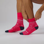 Charger et lire la vidéo dans la visionneuse de la Galerie, Lot de 3 paires de chaussettes de Noël amusantes pour homme - Motif jacquard
