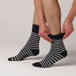 Charger et lire la vidéo dans la visionneuse de la Galerie, Lot de 3 paires de chaussettes en coton à rayures variées Litha pour homme - Noir
