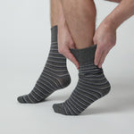 Charger et lire la vidéo dans la visionneuse de la Galerie, Lot de 3 paires de chaussettes en coton à rayures variées pour homme Litha - Mélange noir
